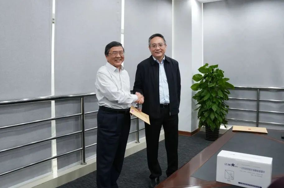 奉賢區(qū)人大常委會黨組書記、主任張培榮一行蒞臨上海山美股份開展“優(yōu)環(huán)境、穩(wěn)經(jīng)濟”大走訪大調(diào)研